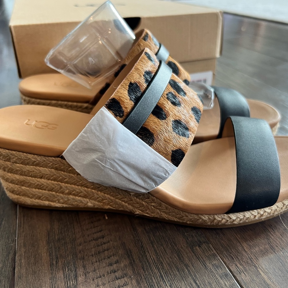 New in Box Ugg Ebele Sandals Size 9.5